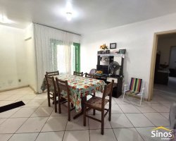 Apartamento térreo com 03 dormitórios no Edifício Três de Outubro  