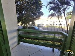 Apartamento térreo com 03 dormitórios no Edifício Três de Outubro  