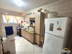 Apartamento térreo com 03 dormitórios no Edifício Três de Outubro  