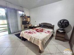 Apartamento térreo com 03 dormitórios no Edifício Três de Outubro  