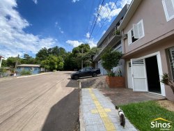 Casa com 03 dormitórios para locação no bairro Ideal 