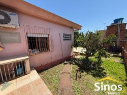 Casa com 02 dormitórios no Centro   