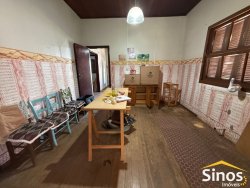 Casa com 02 dormitórios no centro  