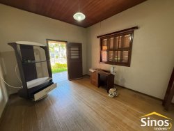 Casa com 02 dormitórios no centro  