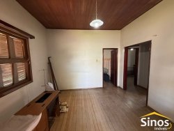 Casa com 02 dormitórios no centro  
