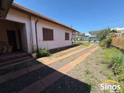 Casa com 02 dormitórios no centro  