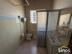 Casa com 02 dormitórios no centro  