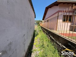 Casa com 02 dormitórios no centro  