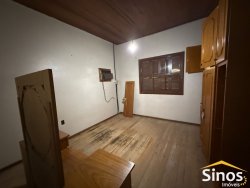 Casa com 02 dormitórios no centro  