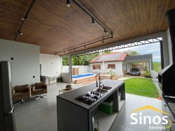 Casa com 02 dormitórios, sendo 01 suíte para locação no bairro Lomba Grande      