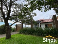 Casa com 02 dormitórios, sendo 01 suíte para locação no bairro Lomba Grande      