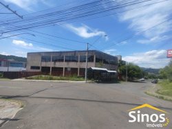 Prédio com 03 andares no bairro Vila Nova  