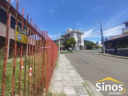 Prédio com 03 andares no bairro Vila Nova  