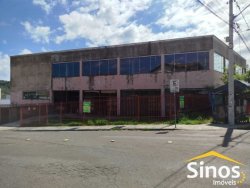 Prédio com 03 andares no bairro Vila Nova  