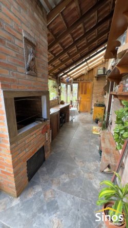 Casa com 02 suítes no bairro Lomba Grande  