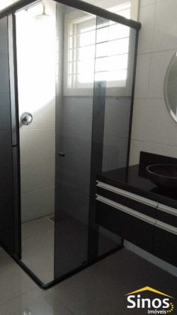Casa mobiliada com 03 dormitórios, sendo 02 suítes no Bairro Primavera 