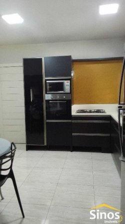 Casa mobiliada com 03 dormitórios, sendo 02 suítes no Bairro Primavera 