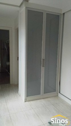 Casa mobiliada com 03 dormitórios, sendo 02 suítes no Bairro Primavera 