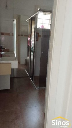 Casa mobiliada com 03 dormitórios, sendo 02 suítes no Bairro Primavera 