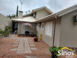 Casa mobiliada com 03 dormitórios, sendo 02 suítes no Bairro Primavera 