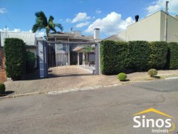 Casa com 03 dormitórios, sendo 01 suite no bairro Petrópolis  