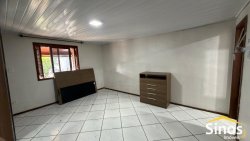 Casa com 03 dormitórios (01 suíte) no bairro Lomba Grande 