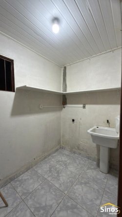 Casa com 03 dormitórios (01 suíte) no bairro Lomba Grande 