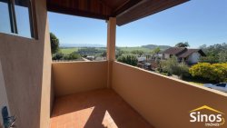 Sobrado localizado na área central de Lomba Grande 