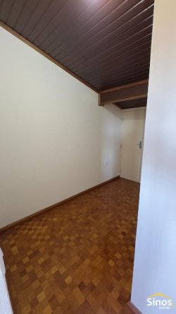 Sobrado localizado na área central de Lomba Grande 