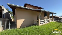 Sobrado localizado na área central de Lomba Grande 