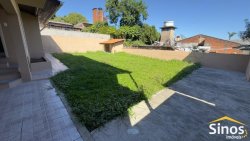 Sobrado localizado na área central de Lomba Grande 
