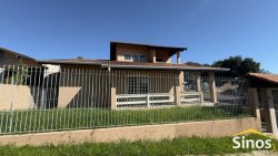 Sobrado localizado na área central de Lomba Grande 