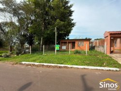 Casa com 03 dormitórios no bairro Lomba Grande 