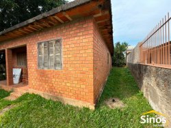 Casa com 03 dormitórios no bairro Lomba Grande 
