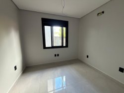 Casa com 02 dormitórios (1 suíte) no bairro Lomba Grande 