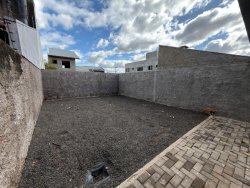 Casa com 02 dormitórios (1 suíte) no bairro Lomba Grande 