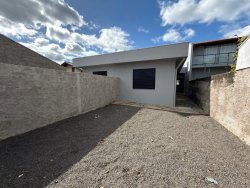 Casa com 02 dormitórios (1 suíte) no bairro Lomba Grande 