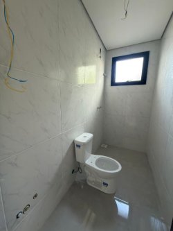 Casa com 02 dormitórios (1 suíte) no bairro Lomba Grande 