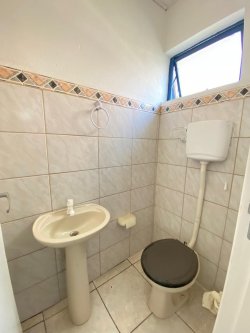 Sala comercial de esquina com 195m² para locação no bairro Vila Rosa 