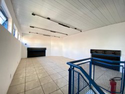 Sala comercial de esquina com 195m² para locação no bairro Vila Rosa 