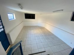 Sala comercial de esquina com 195m² para locação no bairro Vila Rosa 