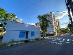 Sala comercial de esquina com 195m² para locação no bairro Vila Rosa 