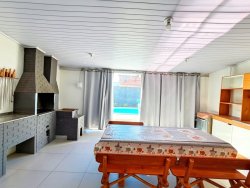 Casa para locação com 04 dormitórios, sendo 01 suíte na Feitoria 