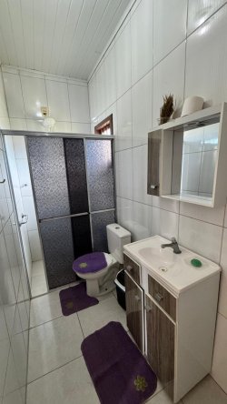 Casa com 03 dormitórios no bairro Lomba Grande 