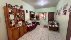 Casa com 03 dormitórios no bairro Lomba Grande 