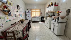 Casa com 03 dormitórios no bairro Lomba Grande 