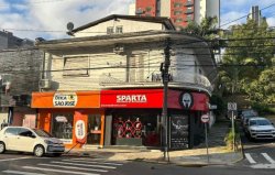 Casa com 03 dormitórios, sendo 01 suíte com sacada no Centro 