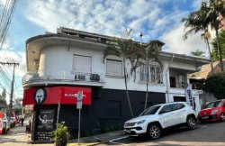 Casa com 03 dormitórios, sendo 01 suíte com sacada no Centro 