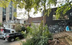 Casa com 03 dormitórios, sendo 01 suíte com sacada no Centro 