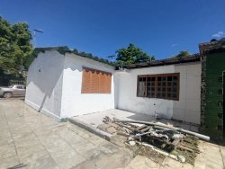 Casa com 03 dormitórios no bairro Canudos 